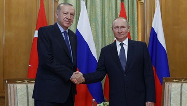 بوتين (إلى اليمين) مصافحا إردوغان في سوتشي (5 آب 2022، أ ف  ب).