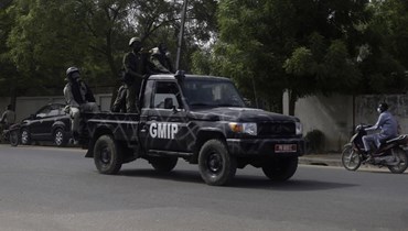 صورة ارشيفية- عناصر من الشرطة يقومون بدورية بعد تظاهرة في نجامينا بتشاد (27 نيسان 2021، أ ب). 