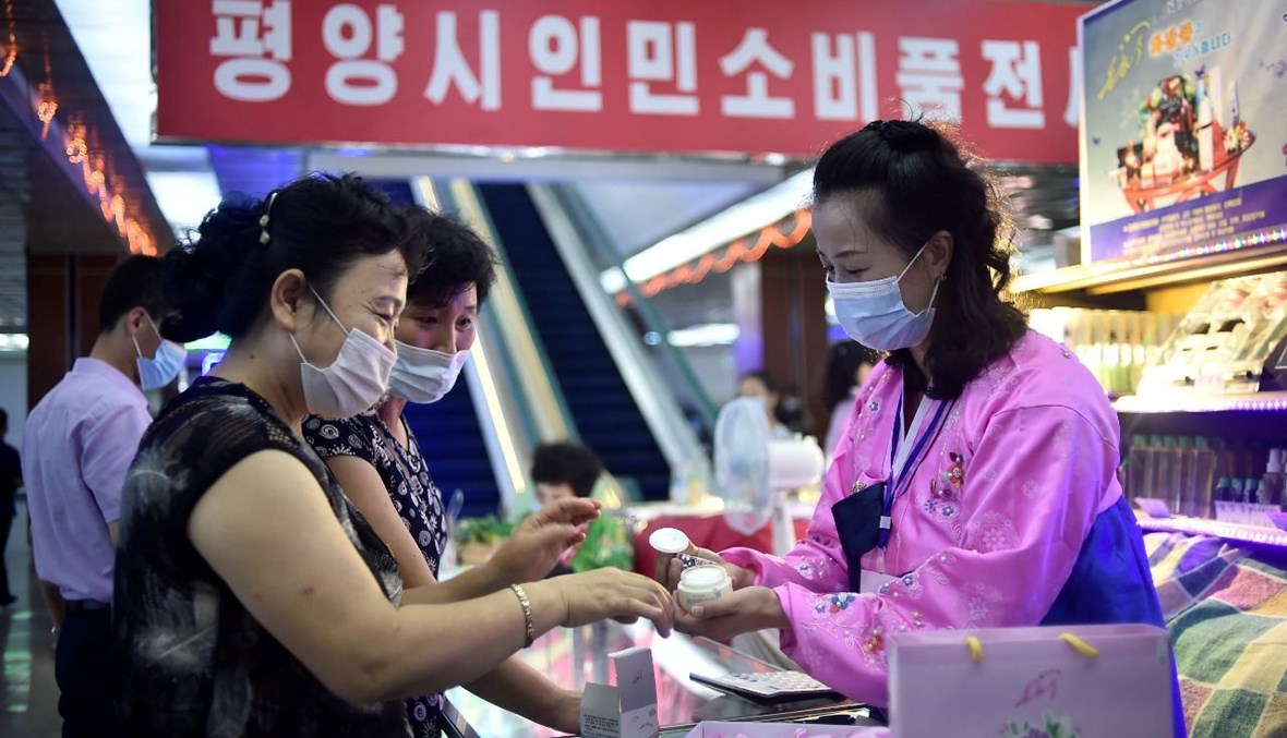 اشخاص يزورون معرض بيونغ يانغ للسلع الاستهلاكية في بيونغ يانغ (2 آب 2022، أ ف ب). 