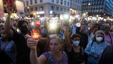 أشخاص يشاركون في تجمع في ضوء الشموع في ستيفانسبلاتز من أجل الطبيبة ليزا-ماريا كيلرماير (1 آب 2022، أ ف ب).