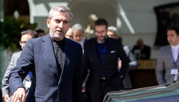 كبير المفاوضين النوويين الإيرانيين علي باقري كني مغادرا قصر كوبورغ في فيينا (4 آب 2022، أ ف ب). 