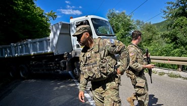 جنود أميركيون من الناتو يقومون بدورية في كوسوفو قرب حاجز أقامه الصرب بجوار بلدة زوبين بوتوك (1 آب 2022، أ ف ب). 