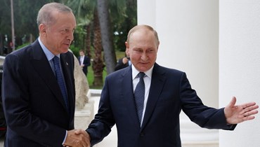 بوتين (إلى اليمين) مصافحا إردوغان  في سوتشي (5 آب 2022، أ ف ب).