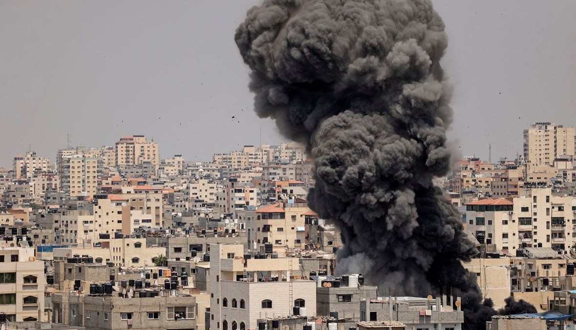 دخان يتصاعد من غارة جوية إسرائيلية على مدينة غزة (6 آب 2022 - أ ف ب).