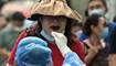 امرأة تخضع لفحص كشف كورونا في بيجينغ (1 آب 2022، أ ف ب). 