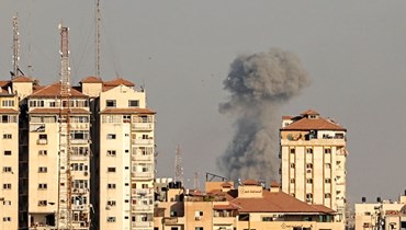 دخان يتصاعد بعد غارة جوية إسرائيلية على غزة (7 آب 2022، أ ف ب). 