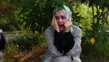 سيّدة فلسطينيّة تبكي أمام مستشفى في غزة (أ ف ب).