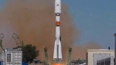 لقطة شاشة من مقطع فيديو لوكالة الفضاء الروسية، تظهر صاروخ سويوز روسي ينطلق بالقمر الاصطناعي "الخيام" من قاعدة في بايكونور (9 آب 2022، أ ف ب). 