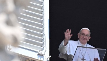 البابا فرنسيس يطل من نافذة القصر الرسولي على ساحة القديس بطرس في الفاتيكان خلال صلاة التبشير الملائكي (7 آب 2022ـ أ ف ب). 