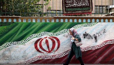 جدارية للعلم الإيراني في أحد شوارع طهران (أ ف ب).