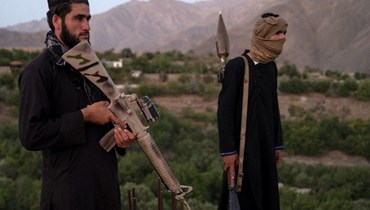 مقاتلون من طالبان يراقبون في قرية طواخ بولاية بنجشير (8 تموز 2022، أ ف ب).
