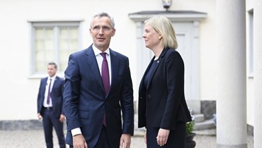 رئيسة الوزراء السويدية ماغدالينا أندرسون (إلى اليمين) ترحب بالأمين العام لحلف الناتو ينس ستولتنبرغ في هاربسوند (13 حزيران 2022، ا ب). 