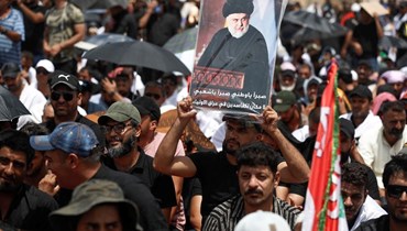 أنصار للصدر خلال تجمعهم بعد صلاة الجمعة خارج مبنى البرلمان في بغداد (12 آب 2022، أ ف ب). 