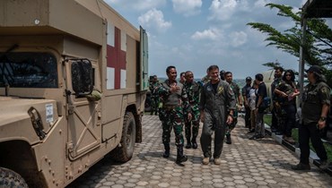 أكويلينو (الى اليمين) وبيركاسا خلال التدريبات العسكرية المشتركة في باتوراجا جنوب سومطرة (12 آب 2022، أ ف ب). 