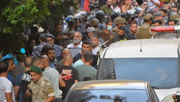 خلال خروج المحتجزين من "فيديرال بنك" (حسام شبارو).