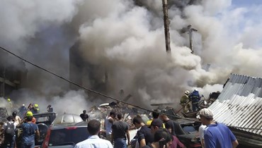 الدخان يتصاعد من سوق سورمالو جنوب وسط يريفان (14 آب 2022، أ ب).