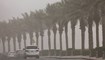سيارات تسير في شارع خلال عاصفة رملية في إمارة دبي (14 آب 2022، أ ف ب). 