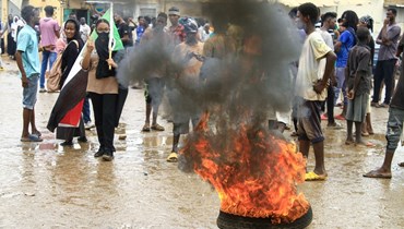  سودانيون يحرقون الإطارات خلال تجمعهم جنوب الخرطوم احتجاجا على الانقلاب العسكري (11 آب 2022، أ ف ب). 