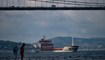 سفينة ترفع العلم التركي تحمل أطنانًا من الحبوب من أوكرانيا تبحر في مضيق البوسفور مرورًا بإسطنبول (7 آب 2022، ا ف ب). 