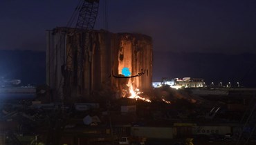 النيران مشتعلة في صوامع القمح (حسام شبارو).