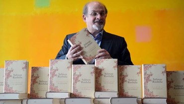 كتاب "آيات شيطانية" لسلمان رشدي يتصدّر قوائم أفضل الكتب مبيعاً في "أمازون"