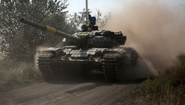 دبابة أوكرانية تسير على طريق في موقع على الخط الأمامي للجبهة في منطقة دونيتسك (15 آب 2022ـ أ ف ب). 