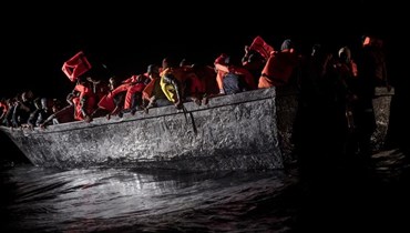 صورة أرشيفية- عشرات المهاجرين جلسوا في قارب يبحر قبالة السواحل التونسية (25 ايار 2022، أ ف ب). 