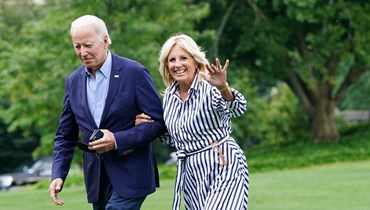 بايدن وزوجته جيل يمشيان في الحديقة الجنوبية عند عودتهما إلى البيت الأبيض في واشنطن (8 آب 2022، أ ف ب). 