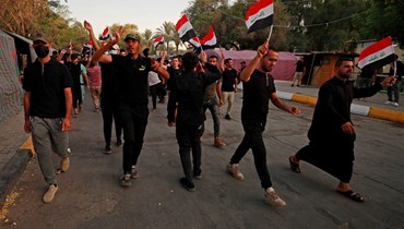 أنصار للإطار التنسيقي تجمعوا خلال اعتصام على جسر يؤدي إلى المنطقة الخضراء في بغداد (15 آب 2022، أ ف ب). 