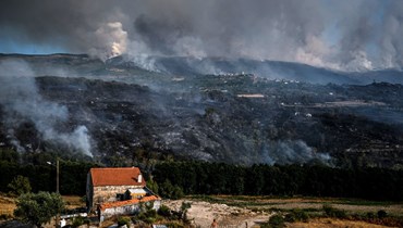 أحد السكان يراقب تطور حريق هائل في لينهاريس بسيلوريكو دا بيرا في البرتغال (11 آب 2022، أ ف ب). 