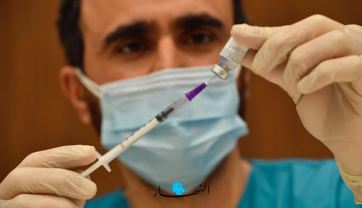 عامل صحي في مركز الجامعة الأميركية يحضّر جرعة من اللقاح (نبيل إسماعيل).