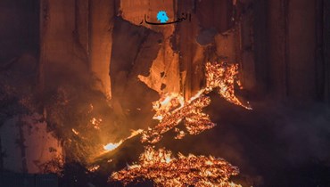 بالصور والفيديو- تجدّد الحريق في أهراء القمح بمرفأ بيروت... "أشبه بالبركان!"