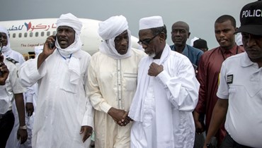 إرديمي (في الوسط) لدى وصوله إلى مطار نجامينا الدولي في نجامينا (18 آب 2022، أ ف ب). 