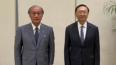 أكيبا (الى اليسار) ويانغ خلال لقائهما في تيانجن (17 آب 2022، أ ف ب). 