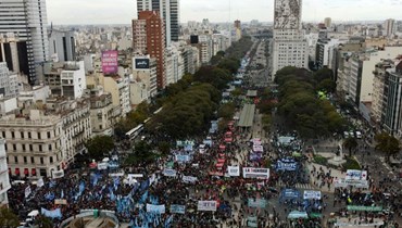 صورة جوية لشارع 9 دي خوليو في بوينس آيرس خلال تظاهرة ضد التضخم (17 آب 2022، أ ف ب). 