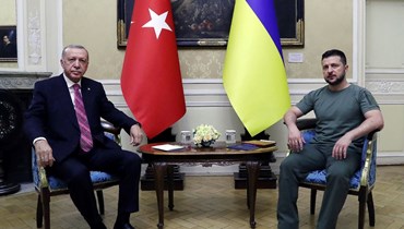 إردوغان (إلى اليسار) وزيلينسكي خلال لقائهما في لفيف (18 آب 2022، أ ف ب). 