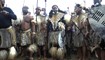 صورة ارشيفية- الملك ميسولو كا زويليثيني (في الوسط) يقف مع محاربين بالزي التقليدي في قصر كواكنجليلامانكنغاين الملكي خلال احتفال في نونغوما بجنوب أفريقيا (7 أيار 2021، أ ب). 