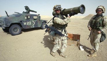 جندي من مشاة البحرية الأميركية يحمل صاروخ "تاو" (أ ف ب).
