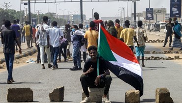 خلال تظاهرة ضد الانقلاب العسكري قرب المطار في جنوب الخرطوم (18 آب 2022، أ ف ب). 