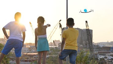 أطفال يُشاهدون أهراء مرفأ بيروت (نبيل إسماعيل).