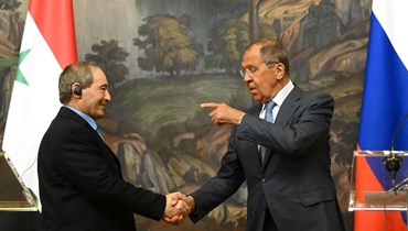 مصافحة بين لافروف (إلى اليمين) والمقداد خلال مؤتمر صحافي عقب محادثاتهما في موسكو (23 آب 2022، أ ف ب). 