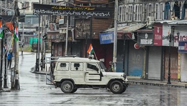 سيارة تابعة للشرطة الهندية تغلق شارعًا في سريناغار كإجراء أمني خلال عيد الاستقلال الـ75 للهند (15 آب 2022، أ ف ب). 