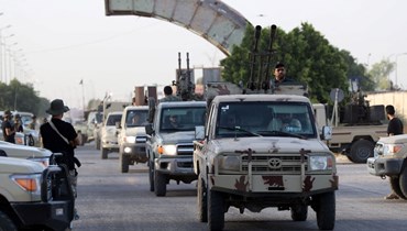 قوات مشتركة تابعة لحكومة الوحدة الوطنية الليبية تتجمع داخل مطار طرابلس الدولي المغلق خلال انتشارها على أطراف طرابلس ومداخلها (16 آب 2022، أ ف ب). 