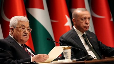 الرئيس التركي رجب طيب إردوغان ونظيره الفلسطيني (أ ف ب).