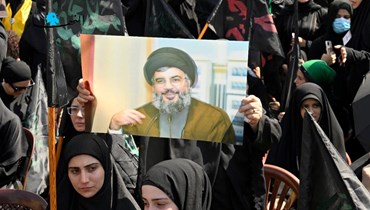 مناصرة لـ"حزب الله" تحمل صورة للسيد حسن نصرالله (النهار). 