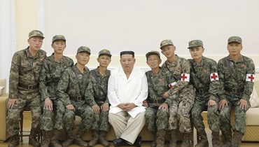 كيم مع أعضاء القسم الطبي العسكري في كوريا الشمالية (أ ف ب).