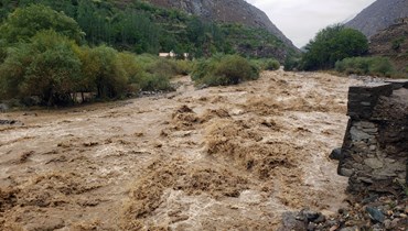نهر مغطى بتدفقات طينية بعد فيضانات مفاجئة في منطقة تشال إي باوي في منطقة دارا في مقاطعة بنجشير (24 آب 2022، أ ف ب). 