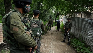 رجال أمن تمركزوا قرب منزل سونيل كومار، الذي ينتمي إلى مجتمع كشمير بانديت، بعدما أطلق مسلحون النار عليه في منطقة تشوتيبورا في شوبيان جنوب سريناغار (16 آب 2022، أ ف ب). 
