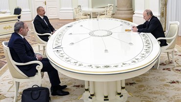 صورة ارشيفية- بوتين (الى اليمين) يحضر محادثات بين علييف وباشينيان في الكرملين في موسكو (11 ك2 2021، أ ب). 