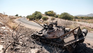 صورة ارشيفية- دبابة متضررة على طريق بالقرب من حميرة  بإثيوبيا (22 ت2 2020، أ ف ب). 